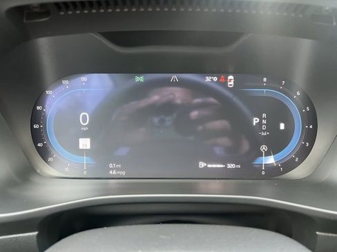 Used 2025 Volvo XC40 B5 Plus image 20