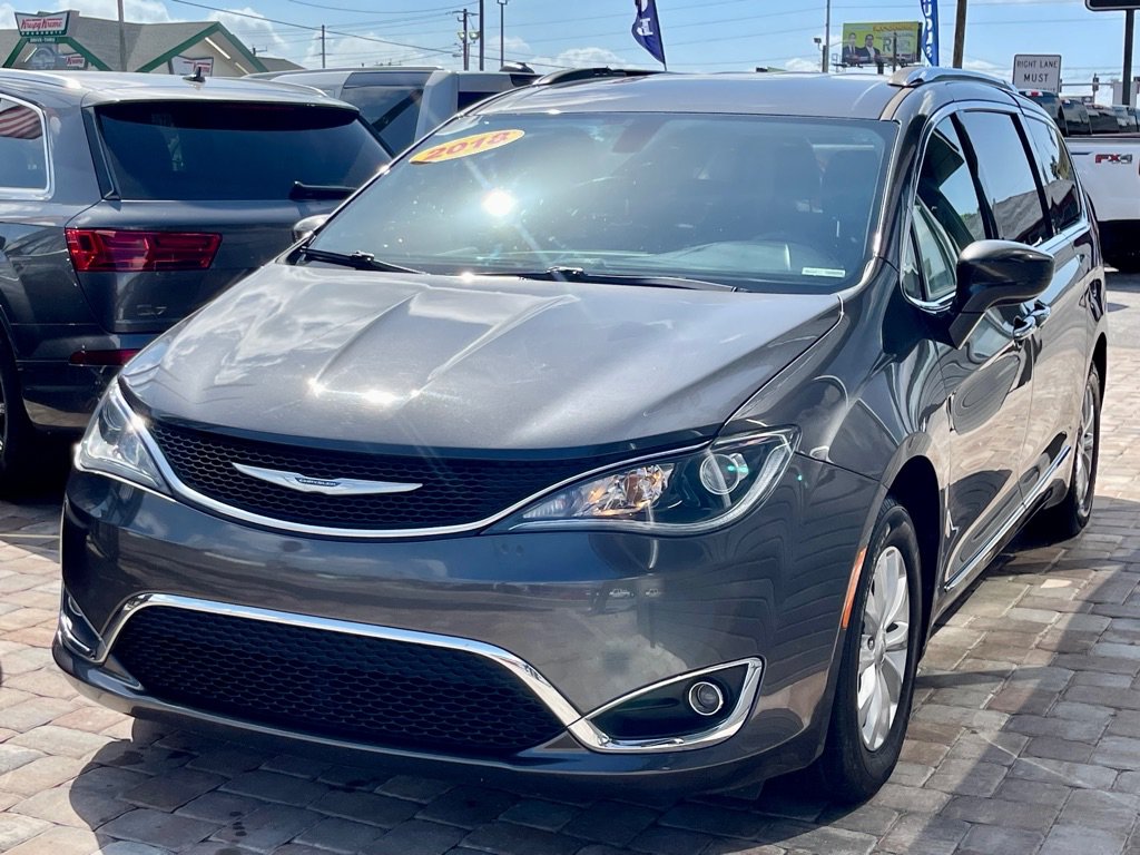 Used 2018 Chrysler Pacifica Touring-L FWD image 6