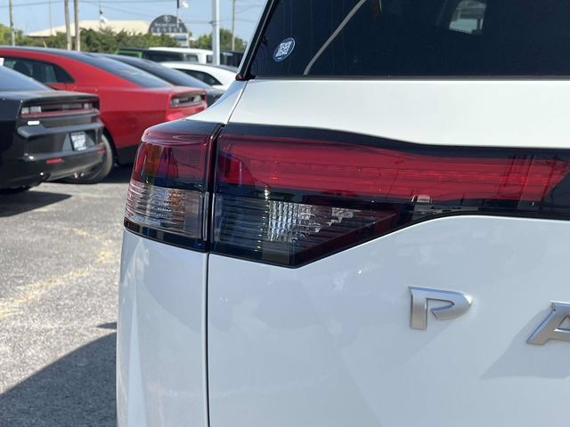 Used 2025 Nissan Pathfinder S FWD image 10