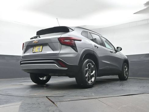 Used 2025 Chevrolet Trax LT FWD image 26