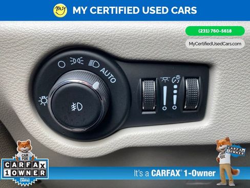 Used 2024 Chrysler Pacifica Touring-L FWD image 24