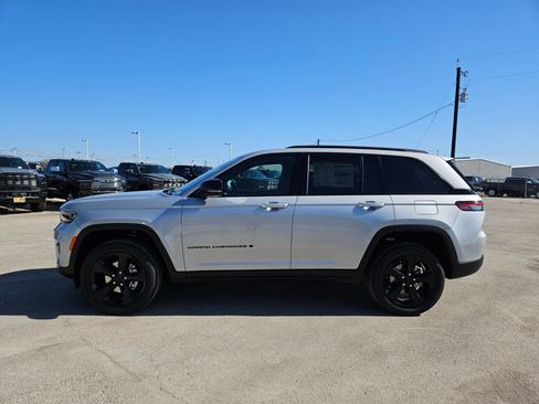 New 2025 Jeep Grand Cherokee Altitude image 6