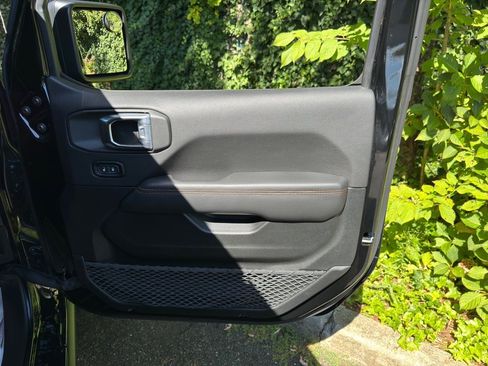 Used 2021 Jeep Gladiator Mojave w/ Dual Top Group image 23