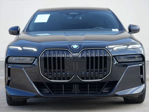 Used 2025 BMW 740i w/ Premium Package RWD image 7