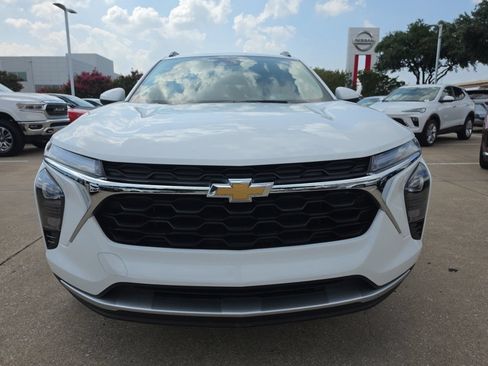 Used 2025 Chevrolet Trax LT FWD image 2