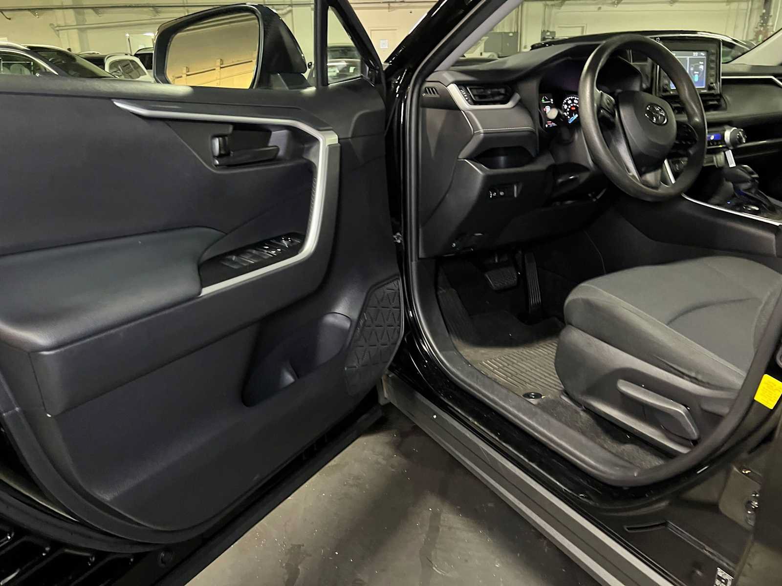 Used 2021 Toyota RAV4 LE AWD/4WD image 20
