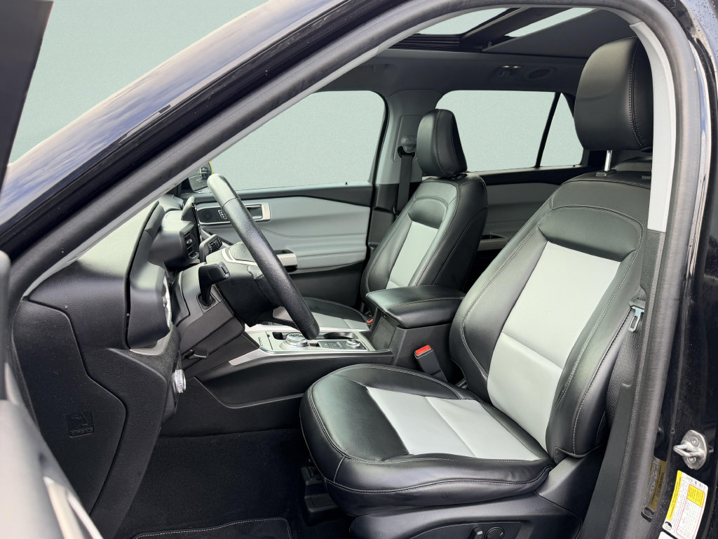 Used 2023 Ford Explorer XLT w/ XLT Sport Appearance Package AWD/4WD image 9