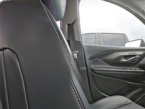 Used 2024 GMC Terrain SLT image 27