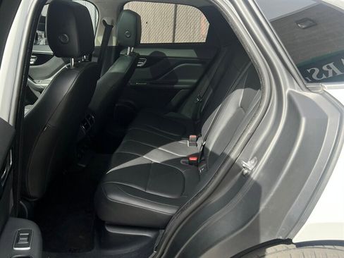 Used 2019 Jaguar F-PACE image 21