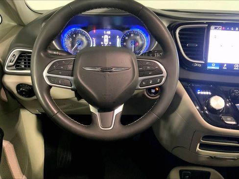 Used 2024 Chrysler Pacifica Touring-L FWD image 5