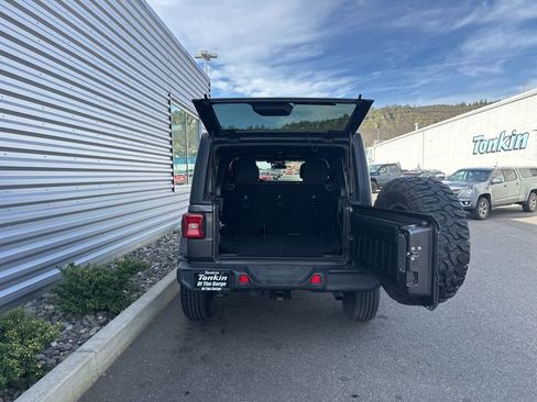 Used 2018 Jeep Wrangler Unlimited Sahara image 4