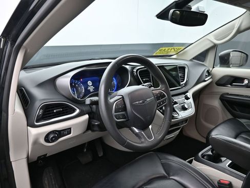 Used 2023 Chrysler Pacifica Touring-L image 18