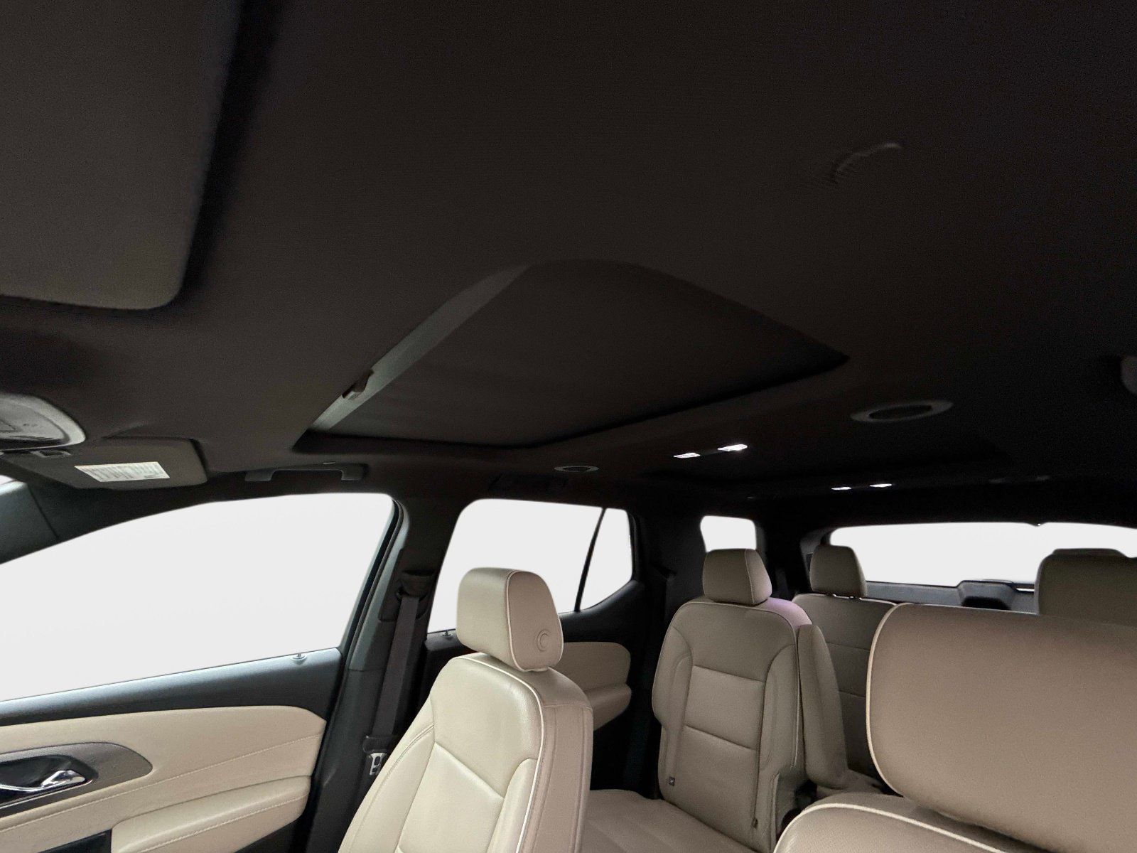 Used 2023 Chevrolet Traverse Premier FWD image 35