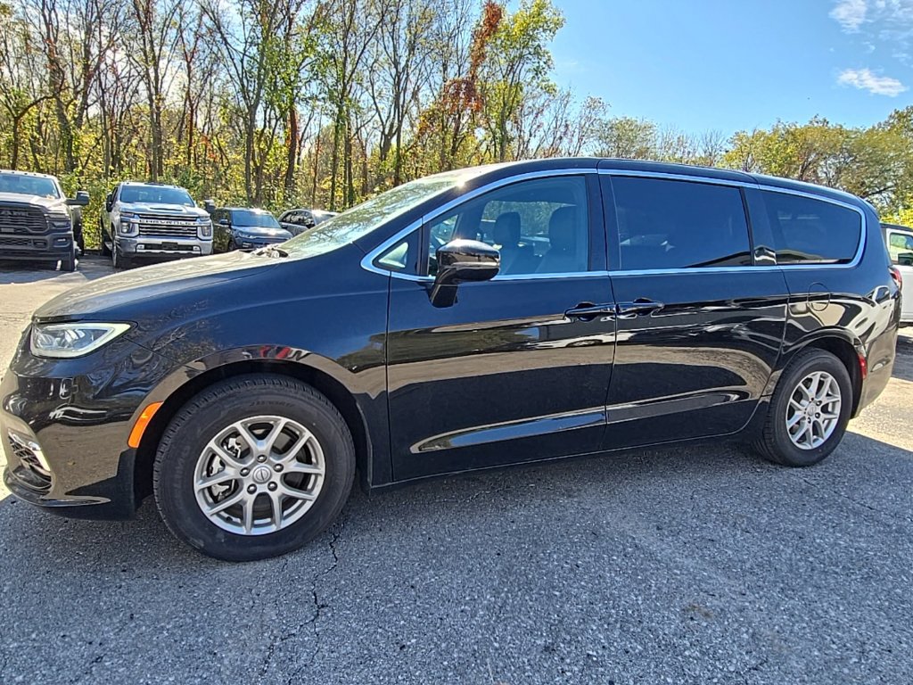 Used 2025 Chrysler Pacifica Select FWD image 2