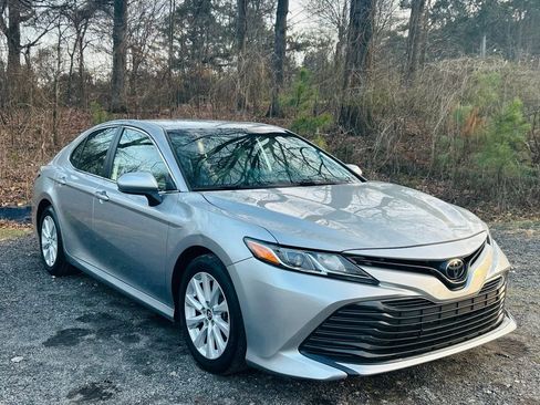 Used 2019 Toyota Camry LE image 11