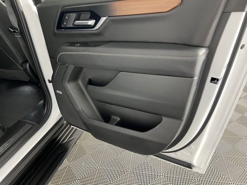 Used 2025 GMC Yukon XL Denali image 33