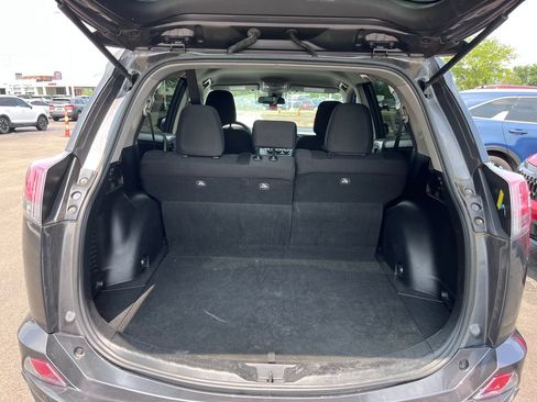 Used 2018 Toyota RAV4 LE FWD image 21