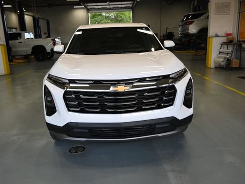 Used 2025 Chevrolet Equinox LT FWD image 2