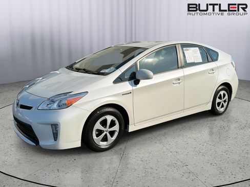 Used 2015 Toyota Prius Three FWD image 2