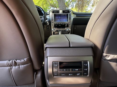 Used 2020 Lexus GX 460 Luxury w/ Accessory Package image 38