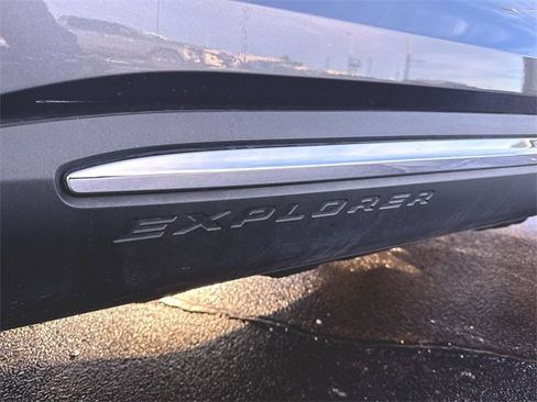 Used 2021 Ford Explorer XLT image 29
