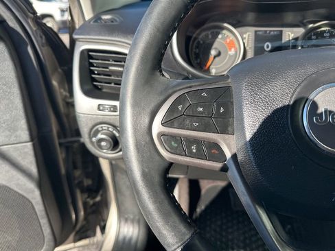 Used 2019 Jeep Cherokee Latitude w/ Cold Weather Group image 13