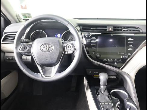 Used 2018 Toyota Camry XLE FWD image 8