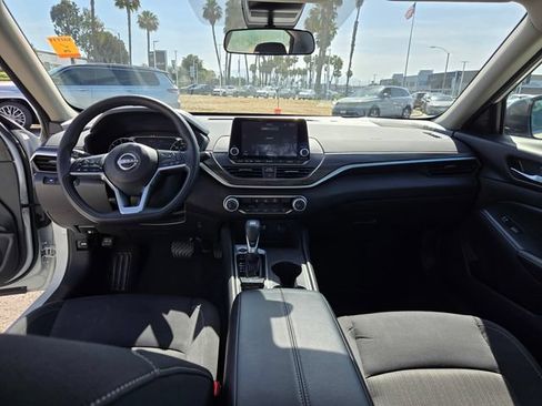 Used 2025 Nissan Altima 2.5 SV FWD image 13