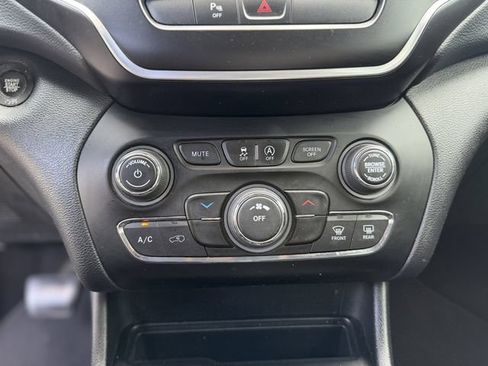 Used 2020 Jeep Cherokee Latitude Plus FWD image 18