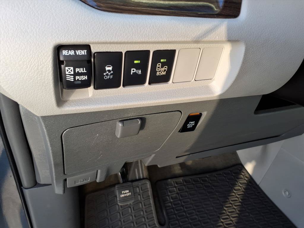 Used 2015 Toyota Sienna XLE w/ XLE Navigation Package FWD image 27