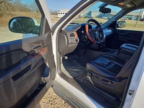 Used 2010 Chevrolet Suburban LT image 18