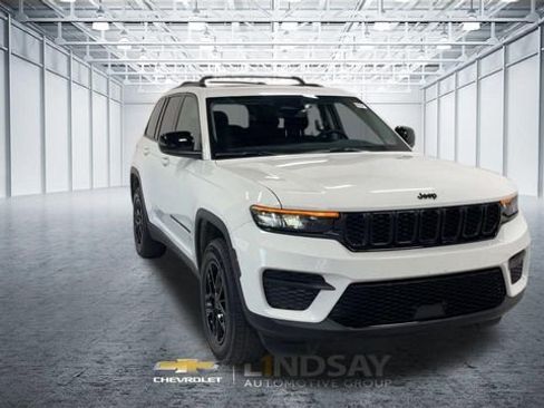 Used 2024 Jeep Grand Cherokee Laredo X AWD/4WD image 4