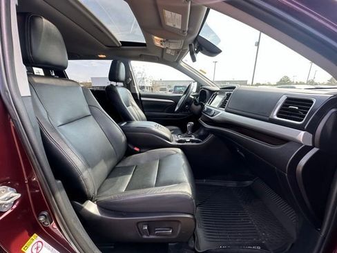 Used 2019 Toyota Highlander XLE image 30