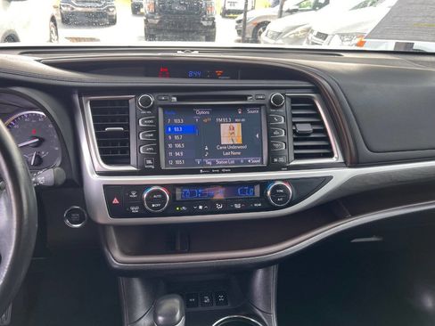 Used 2019 Toyota Highlander Limited image 14