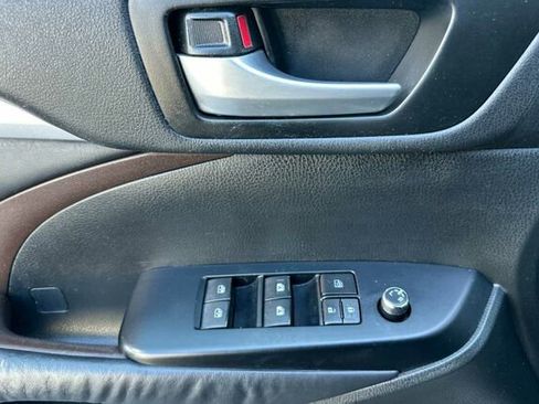 Used 2014 Toyota Highlander XLE image 11