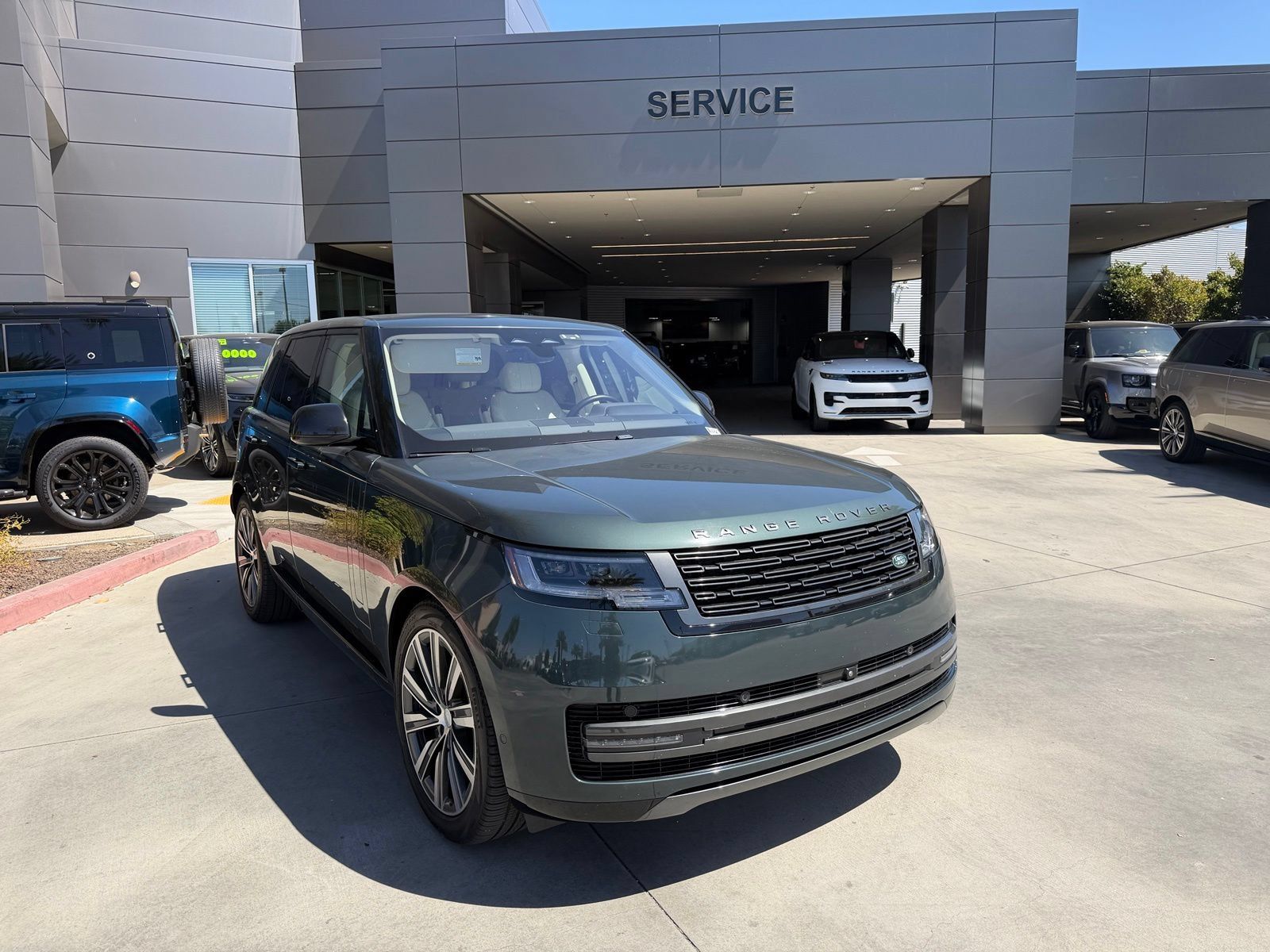 Used 2023 Land Rover Range Rover SE AWD/4WD image 3