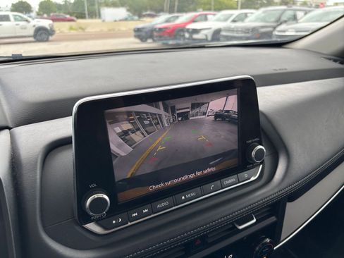 Used 2025 Nissan Rogue SV FWD image 25