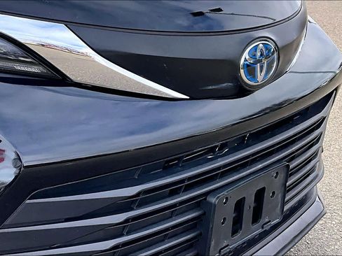 Used 2024 Toyota Sienna LE image 29