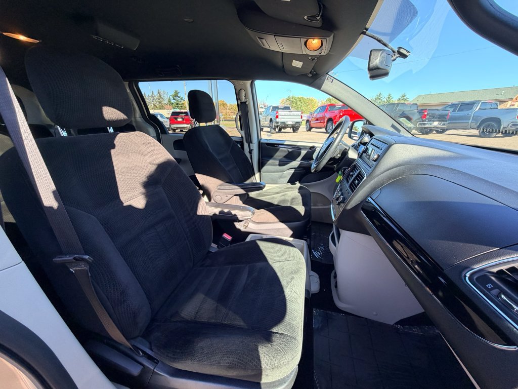 Used 2016 Dodge Grand Caravan SE FWD image 7