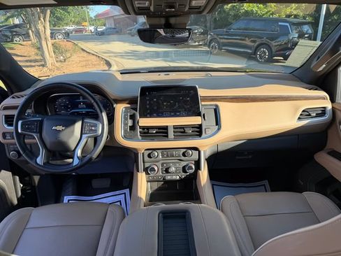 Used 2023 Chevrolet Suburban Premier w/ Premium Package 2 AWD/4WD image 15