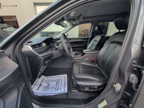 Used 2023 Jeep Grand Cherokee L Limited AWD/4WD image 10