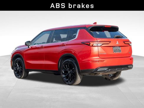 Used 2023 Mitsubishi Outlander SE Black Edition image 6