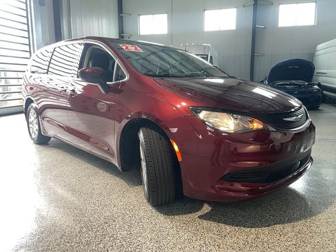 Used 2022 Chrysler Voyager LX image 1