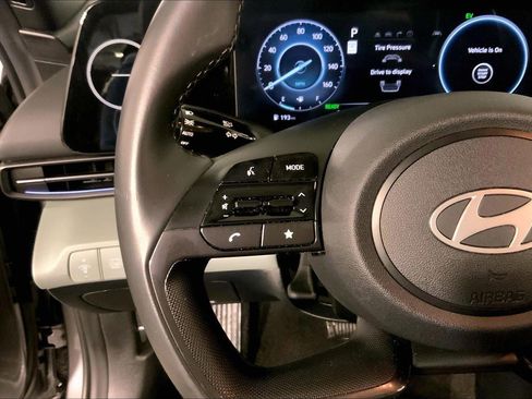 Used 2025 Hyundai Elantra Limited FWD image 18