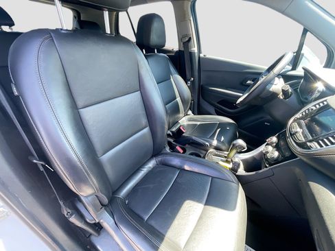 Used 2020 Chevrolet Trax Premier w/ LPO, Cargo Package FWD image 17