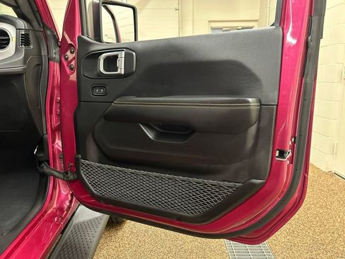 Used 2024 Jeep Wrangler Unlimited Sahara AWD/4WD image 16