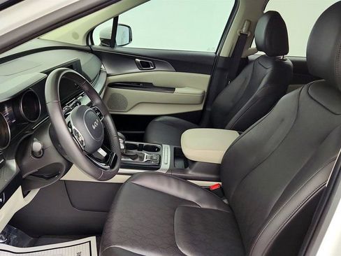 Used 2024 Kia Carnival LX FWD image 18