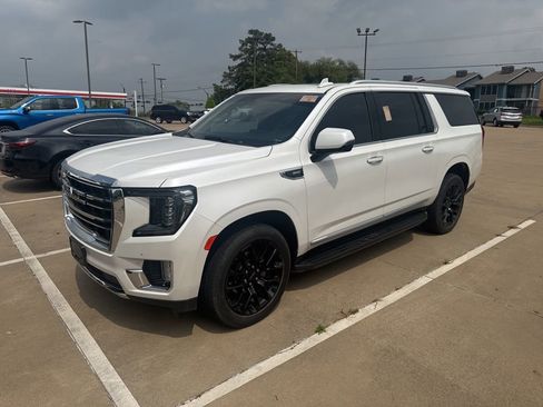 Used 2022 GMC Yukon XL SLT AWD/4WD image 1