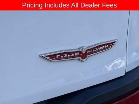 Used 2017 Jeep Cherokee Trailhawk AWD/4WD image 11