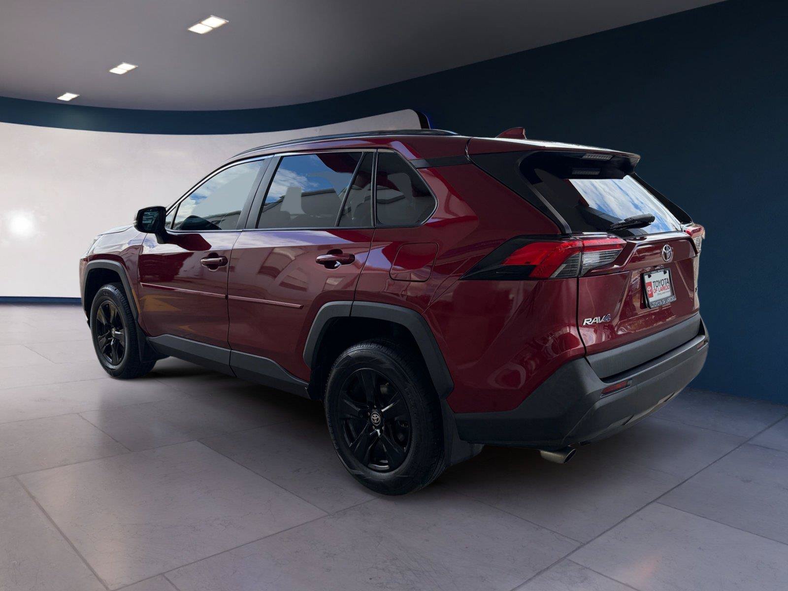 Used 2022 Toyota RAV4 XLE w/ Convenience Package FWD image 3